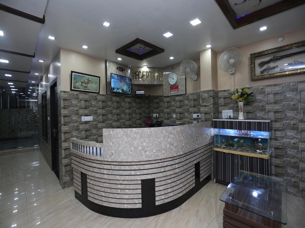 Oyo 26803 Hotel City Inn Faizābād Buitenkant foto
